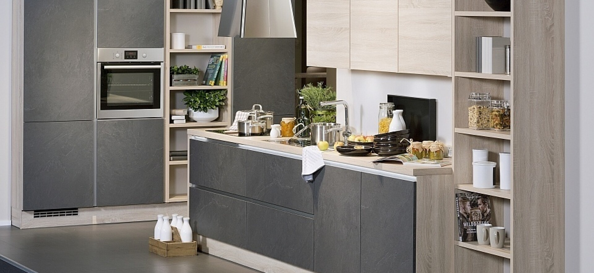 Schiefer lässt sich gut mit Holzfronten kombinieren.